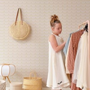 Majvillan, tapet till barnrummet Drop curtain, greige