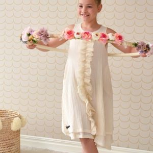 Majvillan, tapet till barnrummet Drop curtain, greige