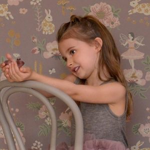 Majvillan, tapet till barnrummet Old garden, plum