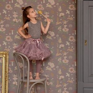 Majvillan, tapet till barnrummet Old garden, plum