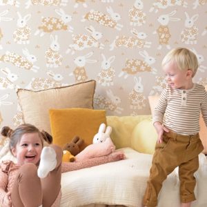 Majvillan, tapet till barnrummet Garden party, sandy grey