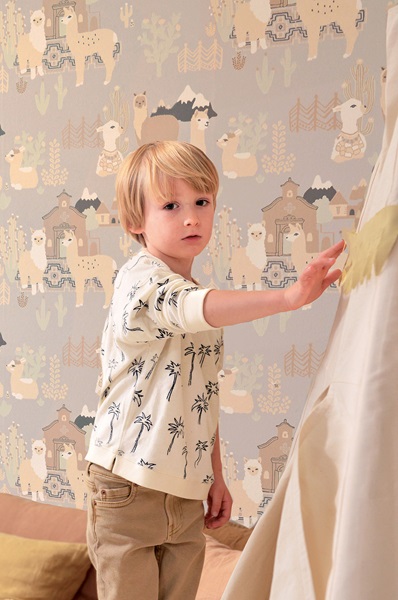 Majvillan, tapet till barnrummet Lama village, soft grey - Bild 4
