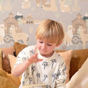 Majvillan, tapet till barnrummet Lama village, soft grey