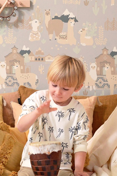 Majvillan, tapet till barnrummet Lama village, soft grey - Bild 2