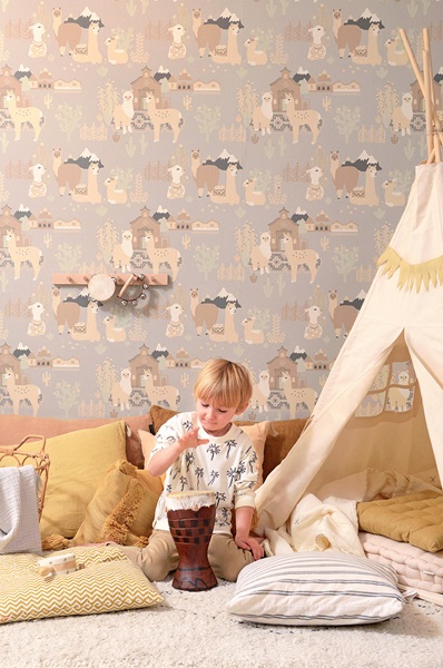 Majvillan, tapet till barnrummet Lama village, soft grey