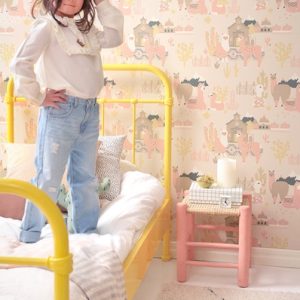 Majvillan, tapet till barnrummet Lama village, light sunny pink