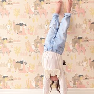 Majvillan, tapet till barnrummet Lama village, light sunny pink