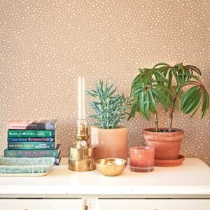 Majvillan, tapet till barnrummet Dots, teddy brown