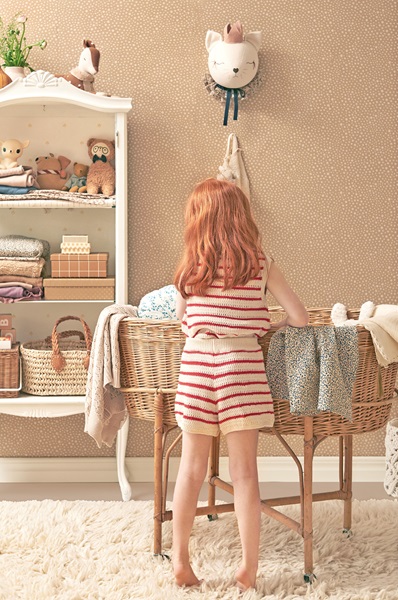 Majvillan, tapet till barnrummet Dots, teddy brown