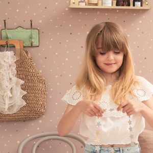 Majvillan, tapet till barnrummet Stardust, cosy lilac