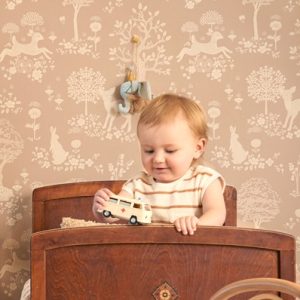 Majvillan, tapet till barnrummet Summer fields, soft brown