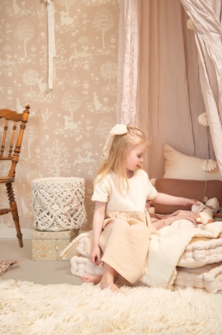 Majvillan, tapet till barnrummet Summer fields, dusty pink