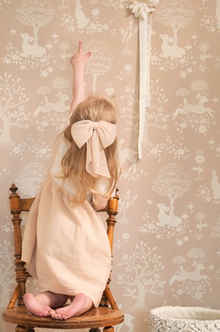 Majvillan, tapet till barnrummet Summer fields, dusty pink - Bild 2