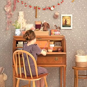 Majvillan, tapet till barnrummet Flora, dusty blue