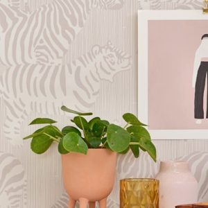 Majvillan, tapet till barnrummet Safari stripes, warm grey