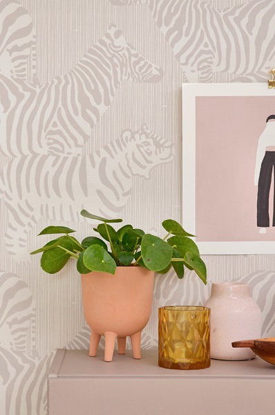 Majvillan, tapet till barnrummet Safari stripes, warm grey - Bild 2