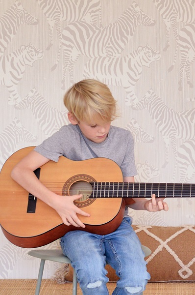 Majvillan, tapet till barnrummet Safari stripes, warm grey - Bild 3