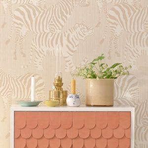 Majvillan, tapet till barnrummet Safari stripes, dusty beige