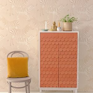 Majvillan, tapet till barnrummet Safari stripes, dusty beige
