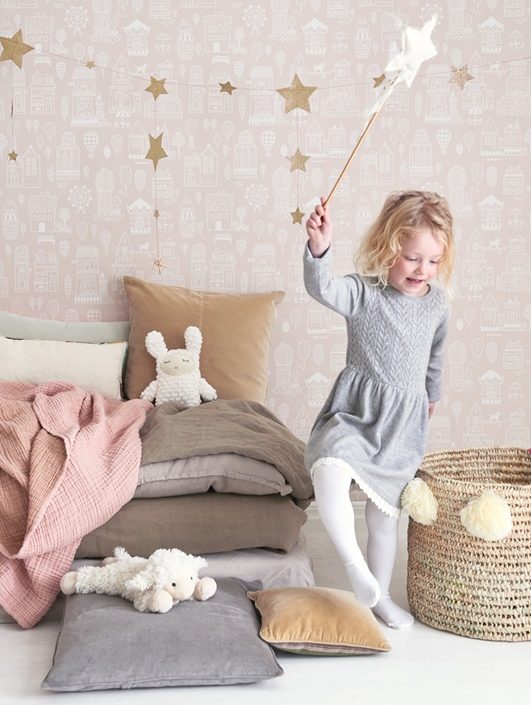 Majvillan, tapet till barnrummet Small town, dusty pink