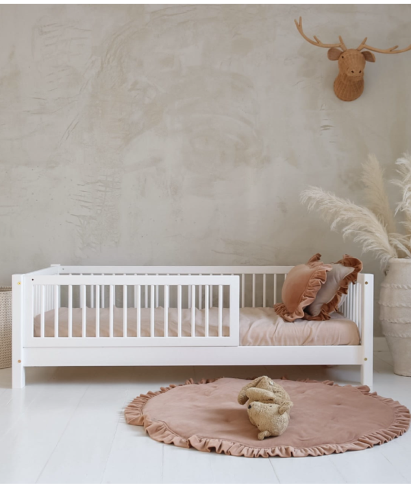 Vit barnsäng Asta 90x190 cm med stödbräda