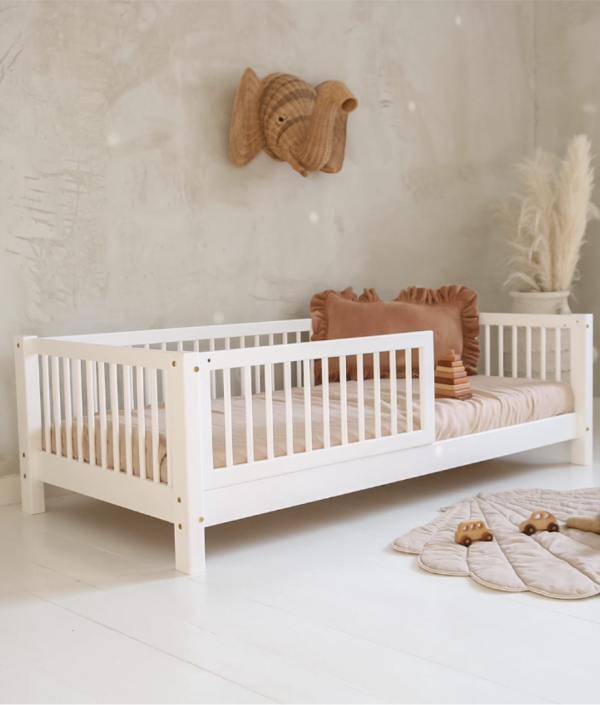 Vit barnsäng Asta 90x190 cm med stödbräda