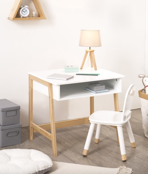 Vit/trä skrivbord till barnrummet