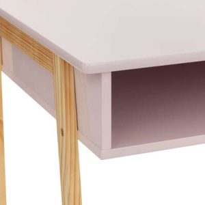 Rosa skrivbord till barnrummet