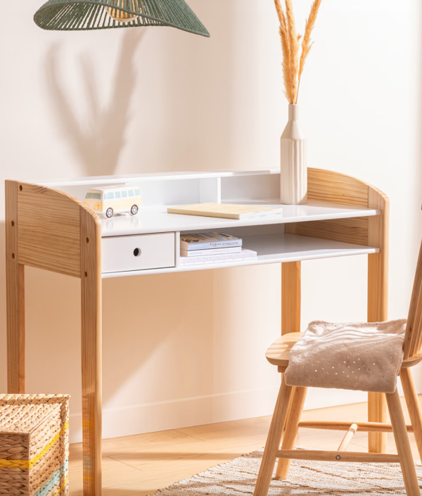 Vit/trä skrivbord med förvaring till barnrummet