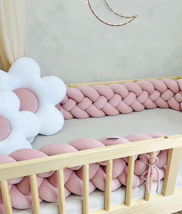 Blomkudde till barnrummet, powder pink