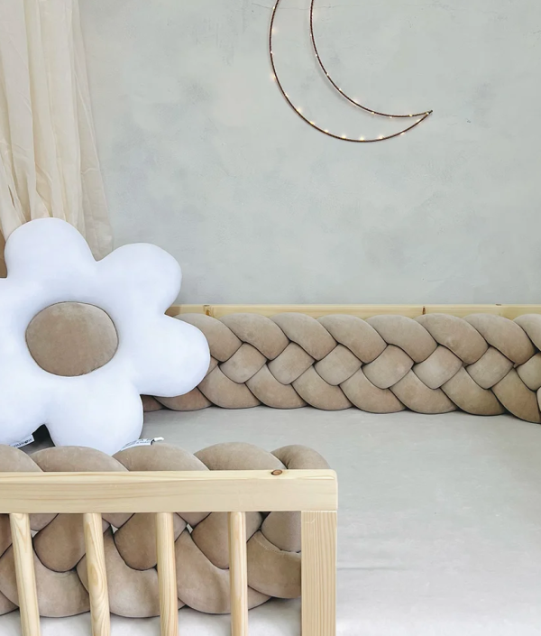 Blomkudde till barnrummet, cappuccino