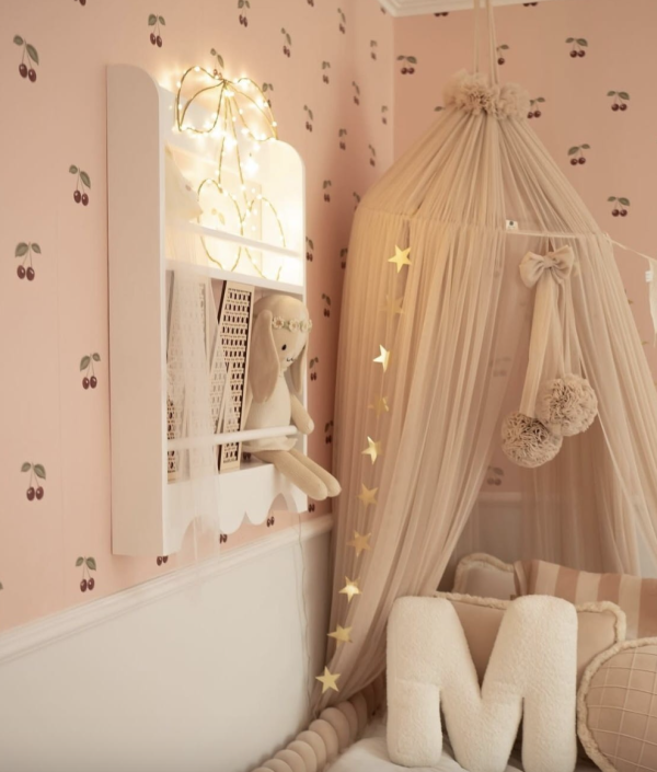 Liten rustik bokhylla till barnrummet