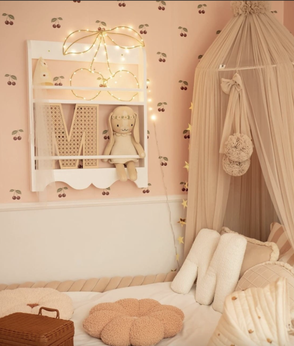 Liten rustik bokhylla till barnrummet