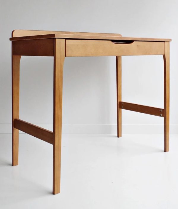 Vintage skrivbord med förvaring till barnrummet