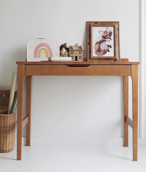 Vintage skrivbord med förvaring till barnrummet