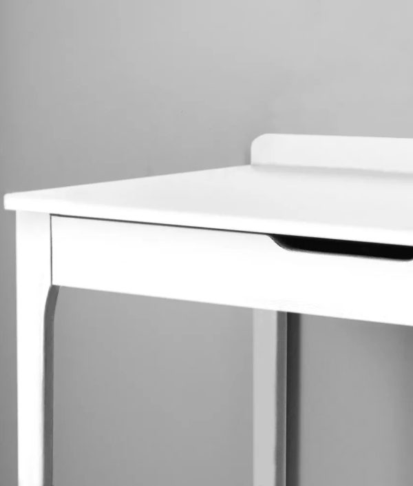 Vit skrivbord med förvaring till barnrummet