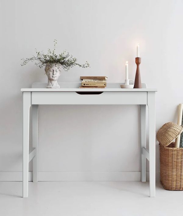 Vit skrivbord med förvaring till barnrummet