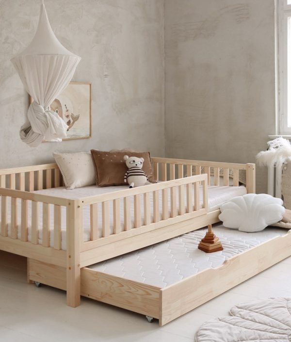 Natur stor barnsäng Lisa 140x200 cm med utdragbar undersäng