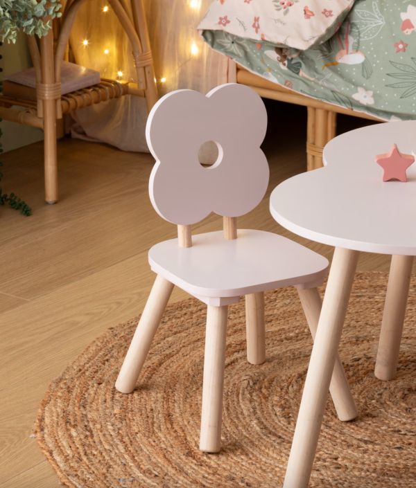 Trästol till barnrummet, rosa blomma
