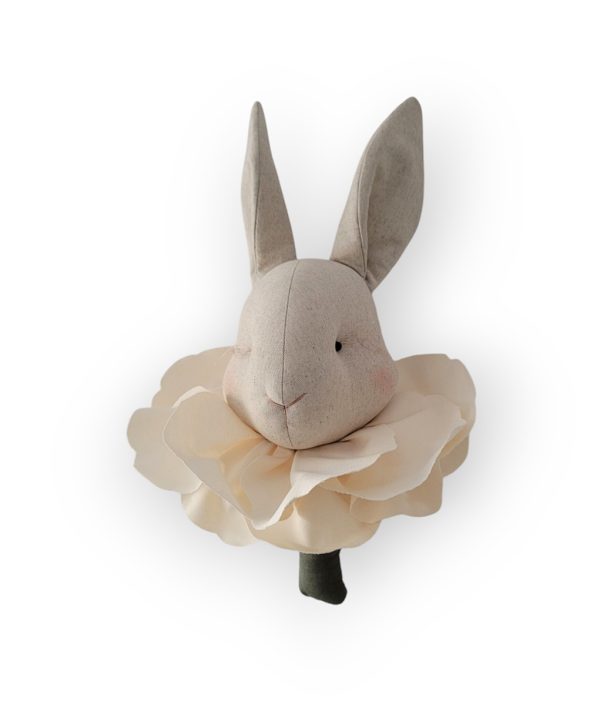 Väggdekoration, Kanin med blommor i elfenbenston