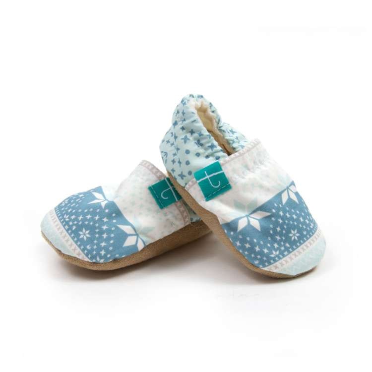 blå barntofflor mjuka mockasiner 