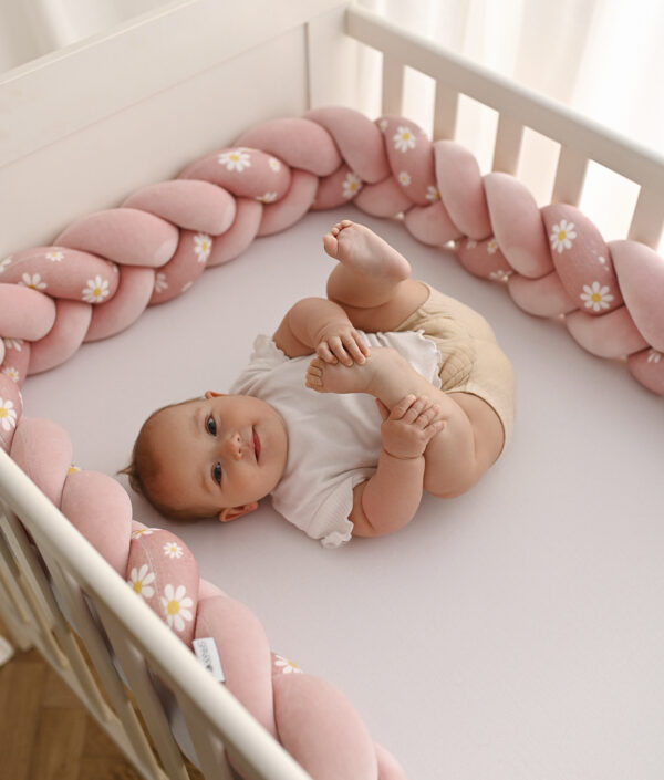 Spjälsängsskydd flätat, blommigt, rosa