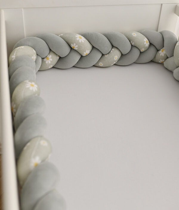 Spjälsängsskydd flätat, blommigt, mint