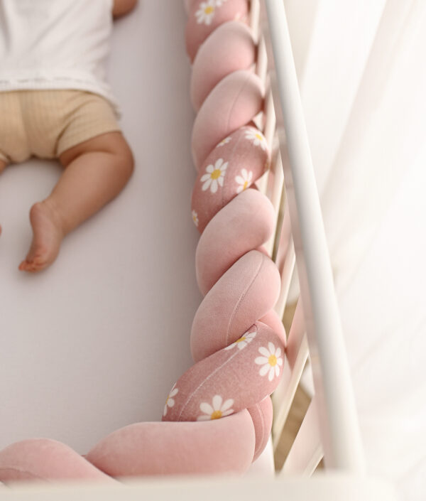 Spjälsängsskydd flätat, blommigt, rosa